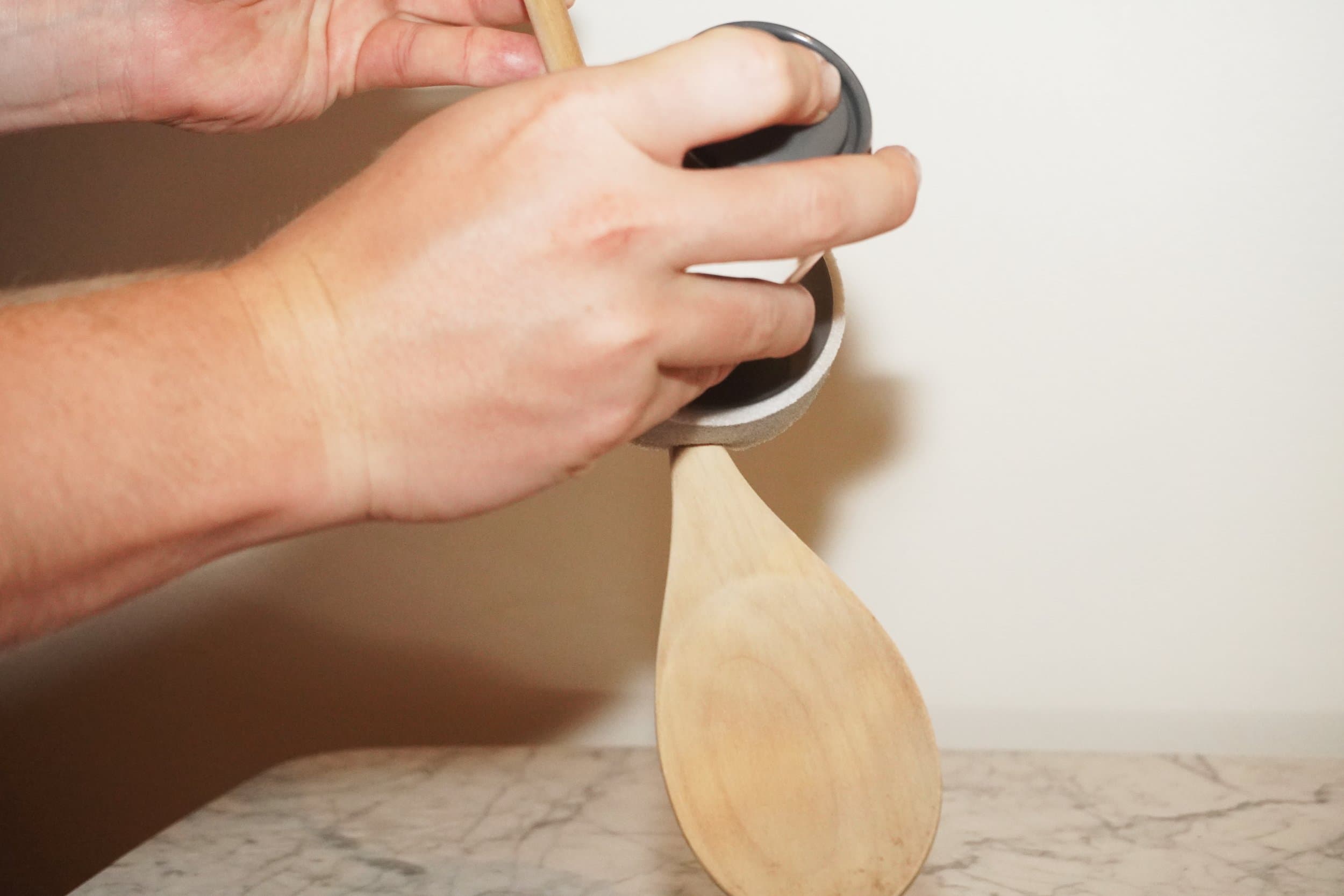 No-Mess Cutting Board Oiling Tool — 3